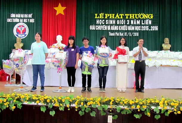 Đ/c Trần Văn Hoà, Chủ tịch Công đoàn trao phần thưởng cho các cháu đạt giải chuyên và năng khiếu cấp III