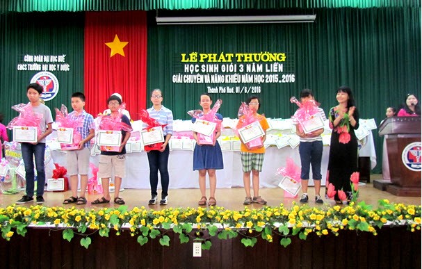 Đ/c Trần Thị Hoà, Trưởng Ban Nữ công trao phần thưởng cho các cháu đạt giải chuyên và năng khiếu cấp II