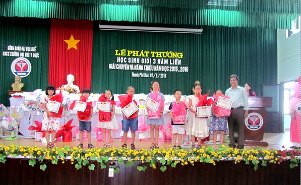 Đ/c Trần Thanh Phước, Phó Chủ tịch Công đoàn trao phần thưởng cho các cháu đạt giải chuyên và năng khiếu cấp I