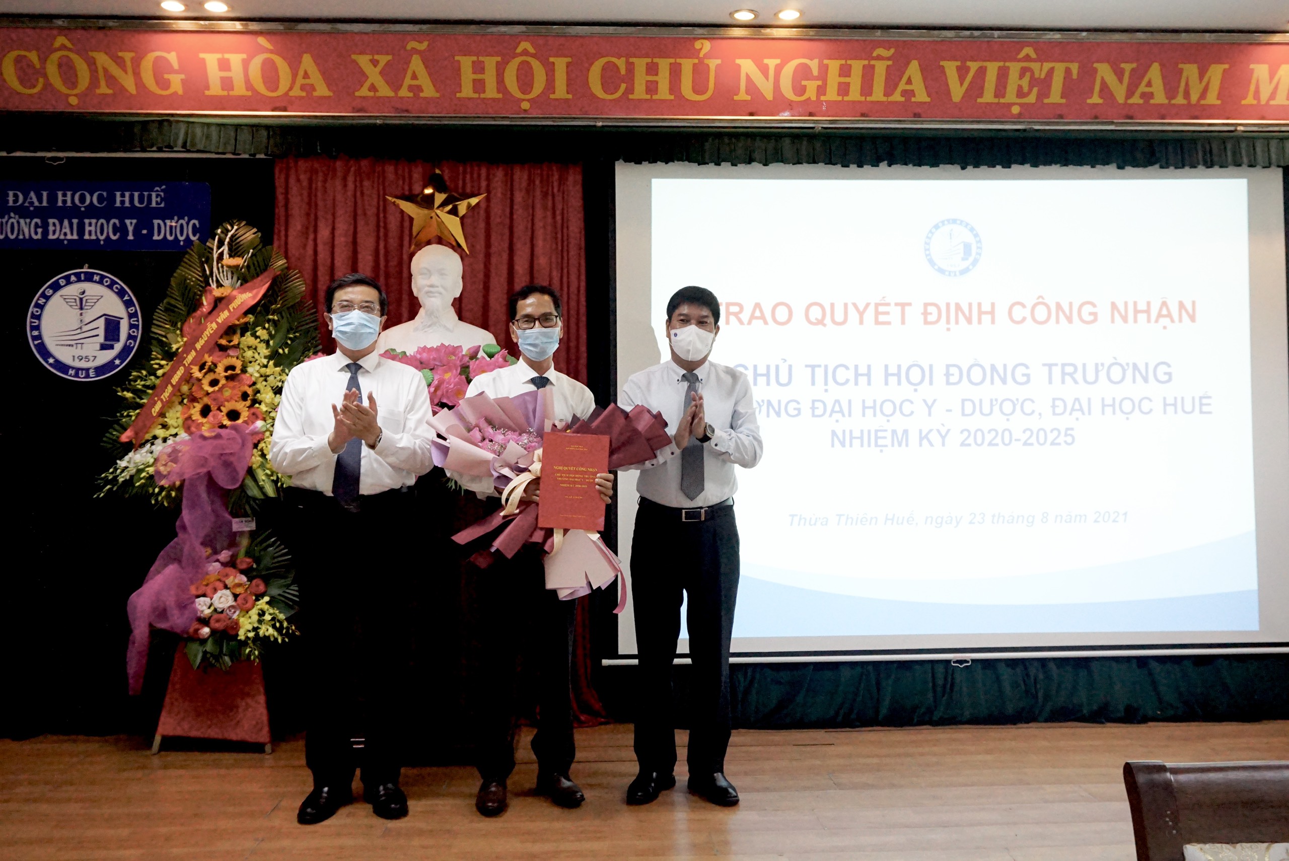 Công bố Quyết định công nhận Chủ tịch Hội đồng trường và bổ nhiệm Thư ký Hội đồng trường Trường Đại học Y - Dược nhiệm kỳ 2020 – 2025.
