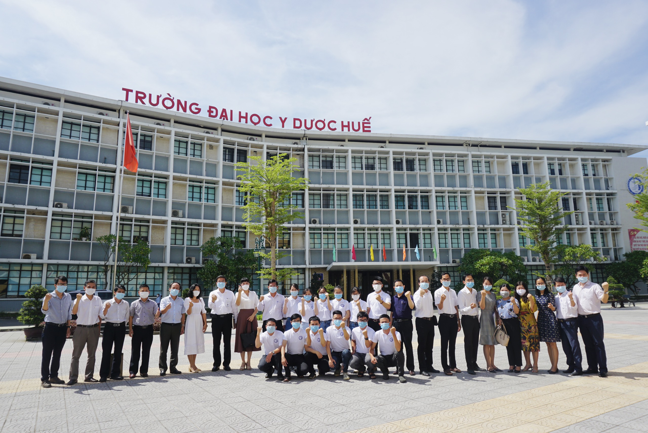 Đoàn tình nguyện Giảng viên và Bác sĩ nội trú Trường Đại học Y – Dược Huế hỗ trợ công tác phòng chống dịch Covid-19 tại quận Bình Tân, TP. Hồ Chí Minh
