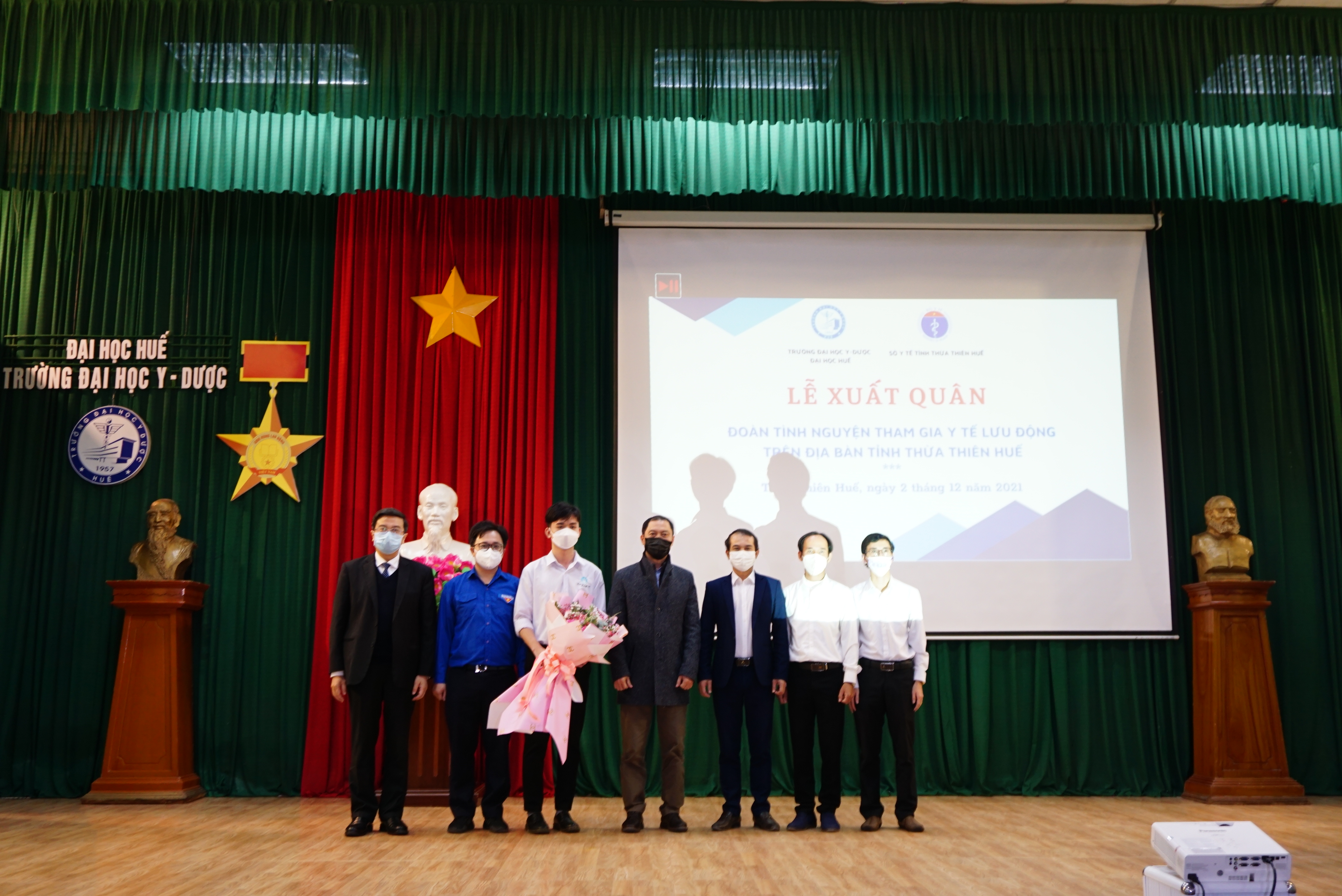 Sinh viên tình nguyện Trường Đại học Y - Dược Huế hỗ trợ tại các Trạm y tế lưu động trên địa bàn tỉnh Thừa Thiên Huế