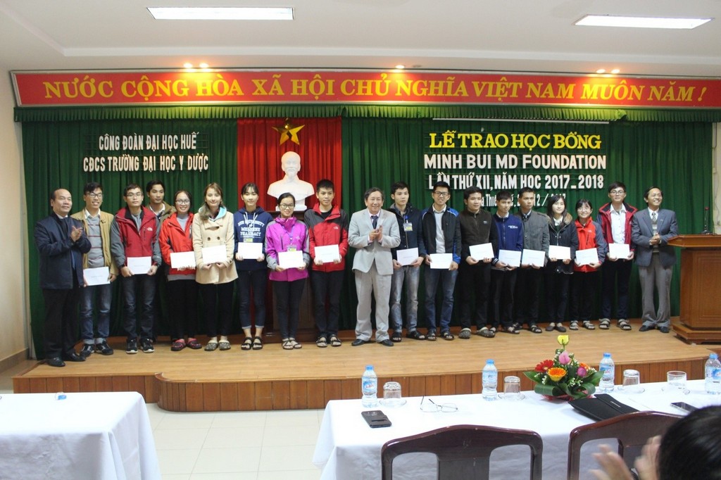 Đại diện nhà tài trợ trao học bổng Minh Bui MD Foundation cho sinh viên