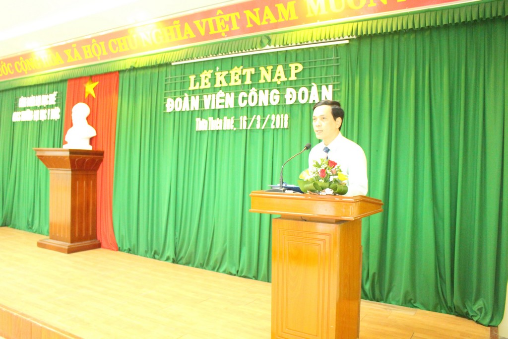 Đ/c Đặng Công Thuận – Ban thường vụ Công đoàn công bố quyết định kết nạp.