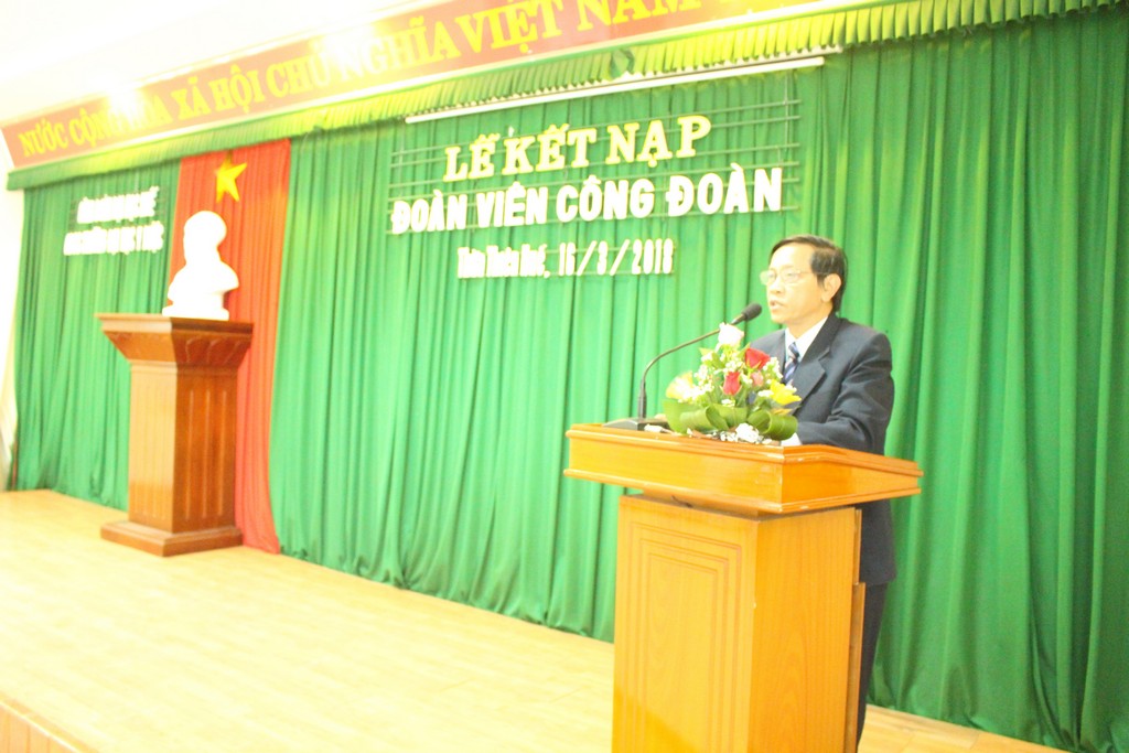Đ/c Trần Văn Hòa - Chủ tịch Công đoàn phát biểu - giao nhiệm vụ cho đoàn viên mới
