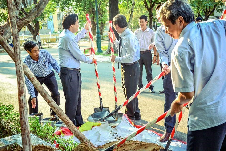 Bộ trưởng Phùng Xuân Nhạ cùng BGH trồng cây lưu niệm trong sân Trường.
