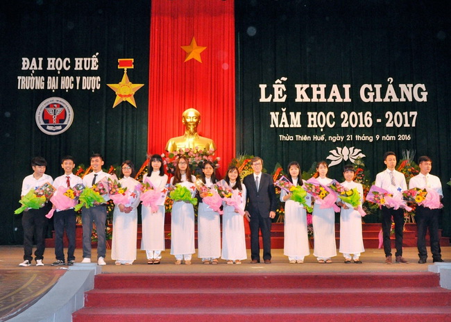 GS. Cao Ngọc Thành, Bí Thư Đảng ủy, Hiệu trưởng Nhà Trường, trao tặng phần thưởng cho 13 sinh viên thủ khoa của đợt tuyển sinh 2016.