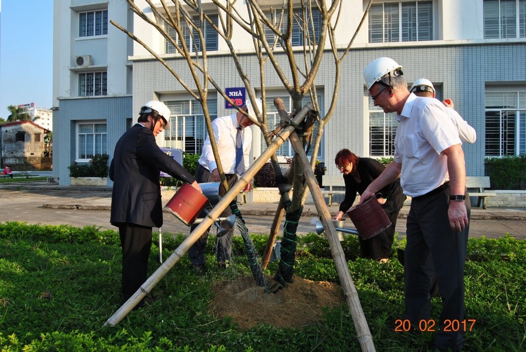 GS.Cao Ngọc Thành – Hiệu trưởng Trường cùng trồng cây lưu niệm với Đại sứ Đức và các thành viên của Đoàn Đại sứ quán Đức tại sân trường Đại học Y Dược Huế.