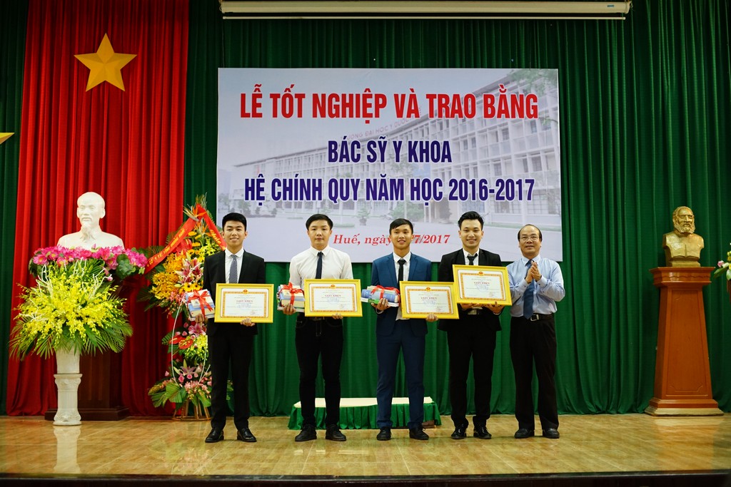 GS. Võ Tam, Phó Hiệu trưởng trao tặng Giấy khen cho những cán bộ Đoàn có thành tích xuất sắc trong công tác hoạt động phong trào thanh niên trong toàn khóa học.