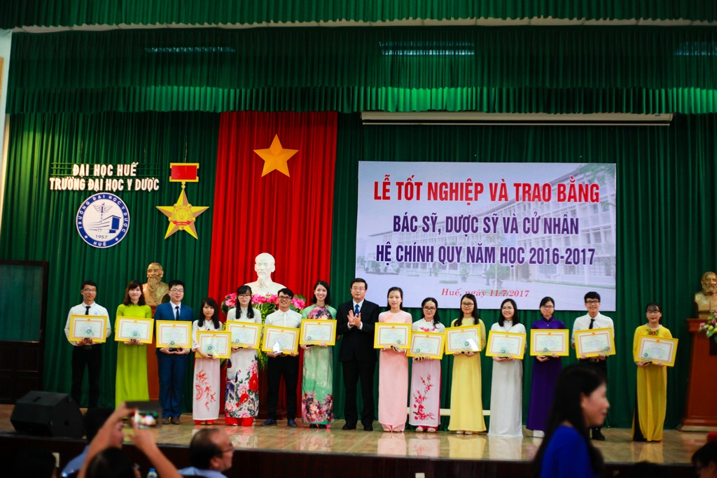 PGS.TS. Nguyễn Vũ Quốc Huy, Phó Hiệu trưởng trao tặng Giấy khen cho những sinh viên đạt kết quả học tập xuất sắc/giỏi, rèn luyện xuất sắc/tốt và tích cực tham gia các công tác của Nhà trường trong toàn khóa học.
