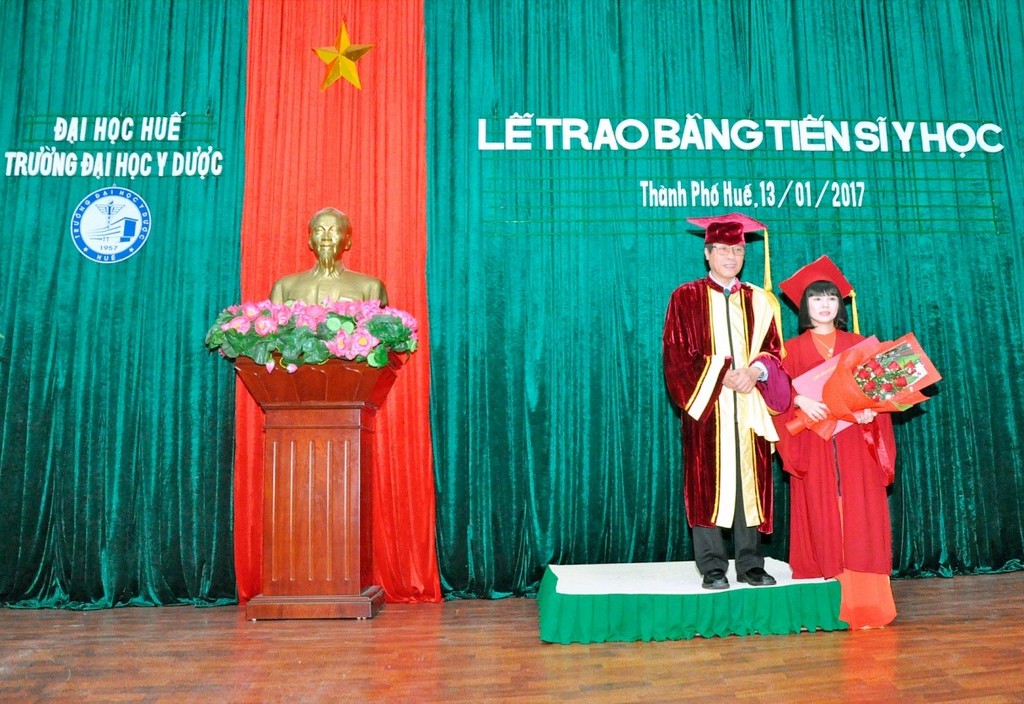 GS. Cao Ngọc Thành, Hiệu trưởng Trường ĐH Y Dược Huế trao bằng Tiến sĩ y học cho học viên.