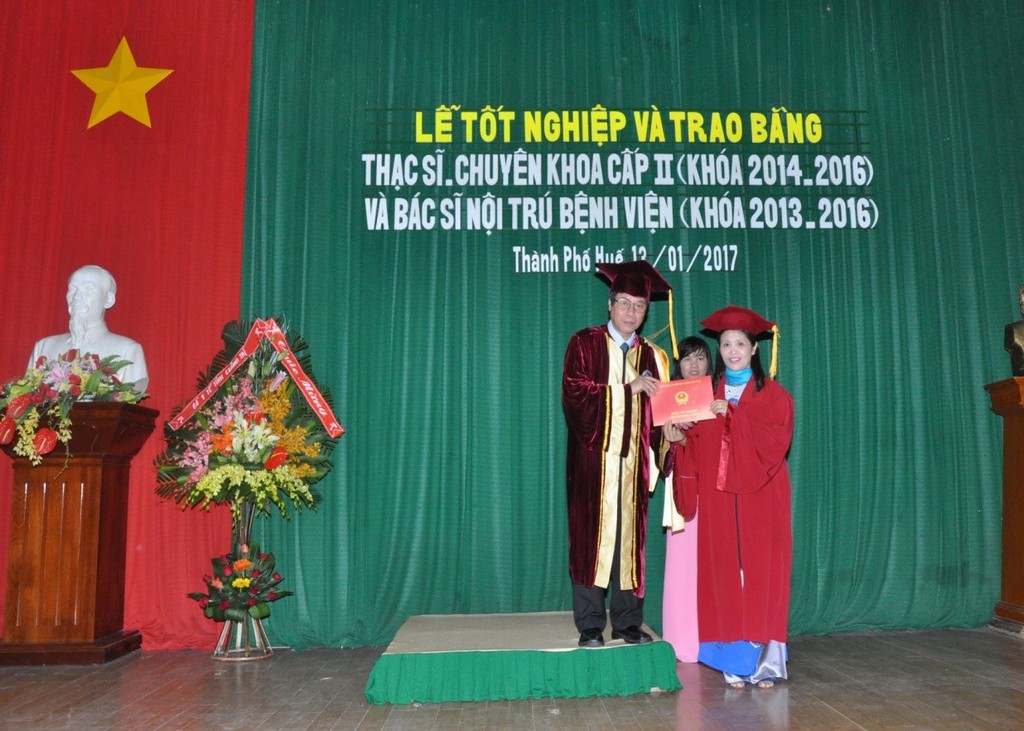 GS. Cao Ngọc Thành, Hiệu trưởng Trường Đại học Y Dược Huế trao bằng Thạc sĩ cho học viên.