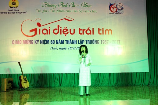 BS Trần Thị Đoan Trang với bài hát “Cám ơn em một cành hoa trắng” một sáng tác của cố BS Nguyễn Phương Căn