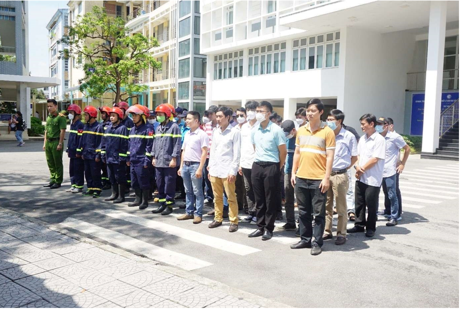 Đội chữa cháy và CNCH số 1 - Phòng Cảnh sát PCCC&CNCH Công an tỉnh Thừa Thiên Huế cùng  Đội PCCC&CNCH cán bộ, nhân viên, học viên của Nhà trường và Bệnh viện Trường Đại học Y - Dược Huế.
